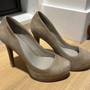 Tan suede platform pumps